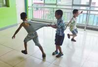孩子在幼儿园被开水烫伤，老师和学校要承担责任吗？由谁来赔偿？