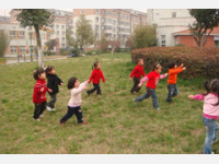孩子在小区玩耍从楼上摔下来，谁应当承担责任？
