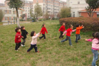 孩子在小区玩耍从楼上摔下来，谁应当承担责任？
