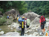 参加旅游公司组织的户外活动摔伤了，可以要求公司赔偿吗？