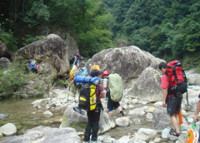 参加旅游公司组织的户外活动摔伤了，可以要求公司赔偿吗？